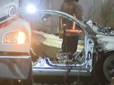 悲剧!特斯拉撞上护栏后瞬间起火,车门出现故障无法打开,四人在车内被活活烧死